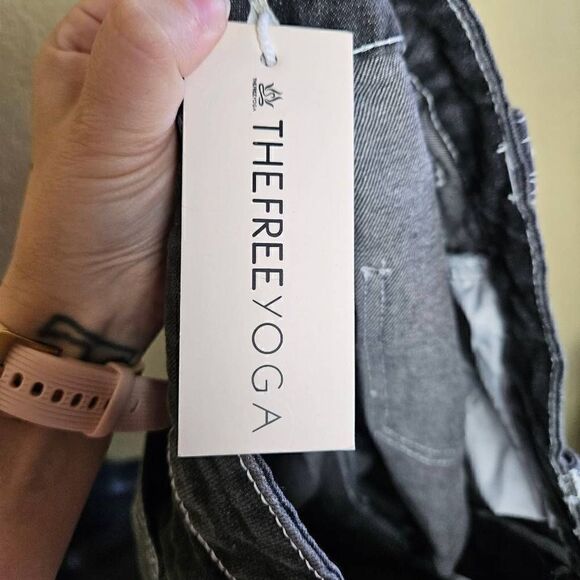 NWT TheFreeYoga Dark Wash Shorts - Picture 7 of 8